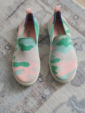Rothy's Girls Kids Slip-on Sneakers in "Cotton Candy" camo pattern Sz4